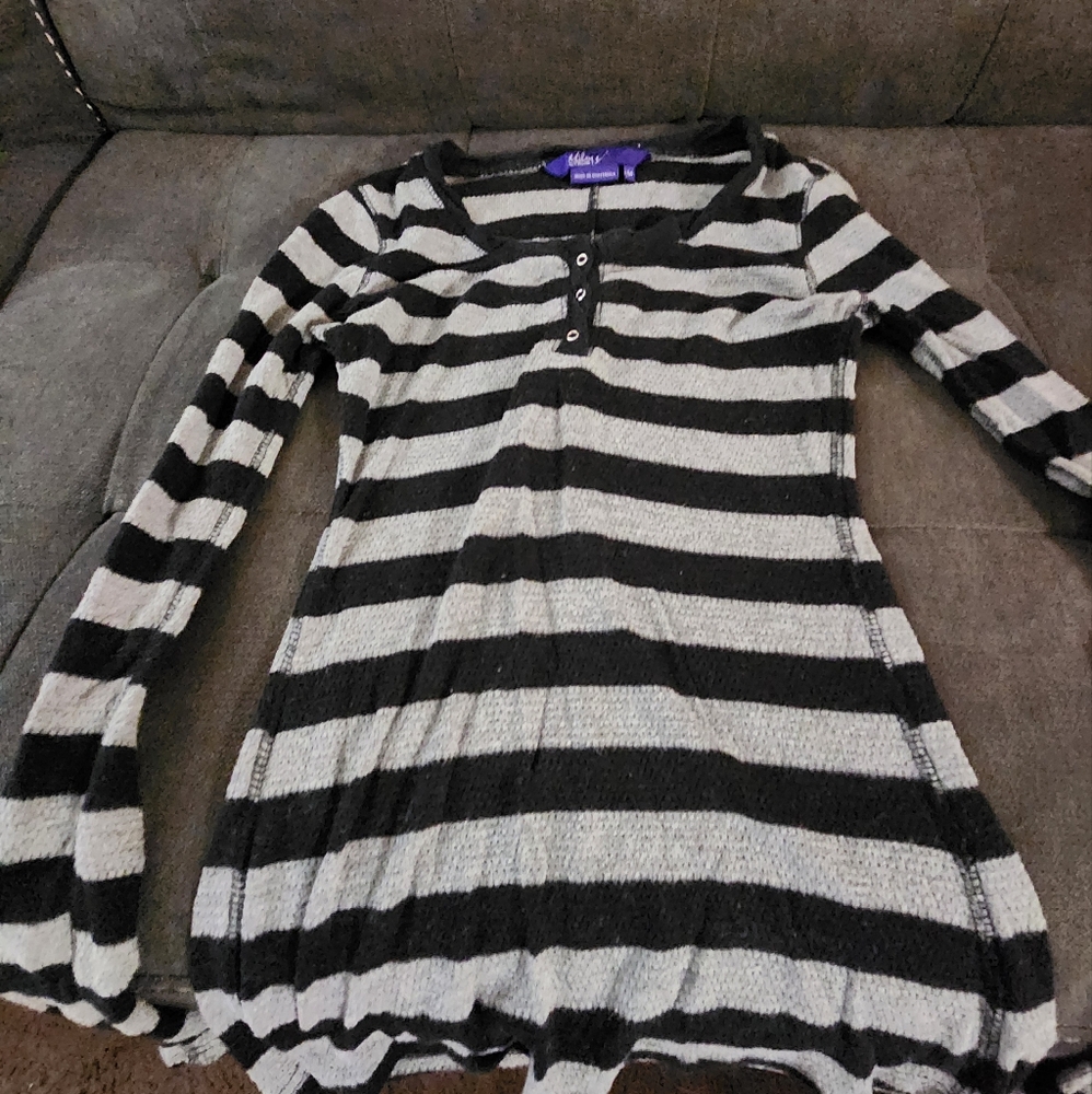 M Miley Cyrus shirt